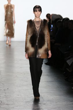 Model giyen Dennis Basso Sonbahar 2016