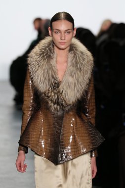 Model giyen Dennis Basso Sonbahar 2016