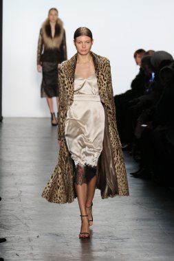 Model giyen Dennis Basso Sonbahar 2016