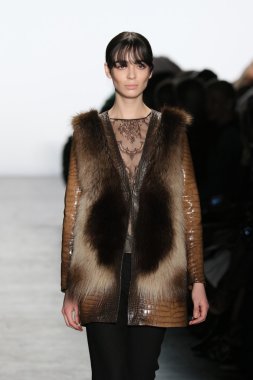 Model giyen Dennis Basso Sonbahar 2016