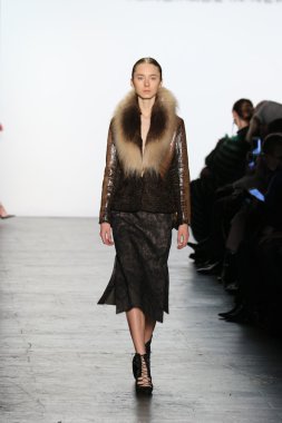 Model giyen Dennis Basso Sonbahar 2016