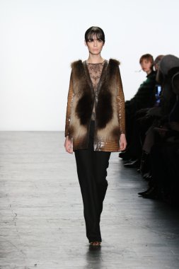 Model giyen Dennis Basso Sonbahar 2016