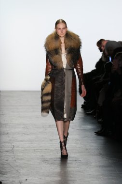 Model giyen Dennis Basso Sonbahar 2016