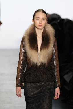 Model giyen Dennis Basso Sonbahar 2016