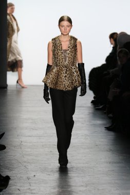 Model giyen Dennis Basso Sonbahar 2016