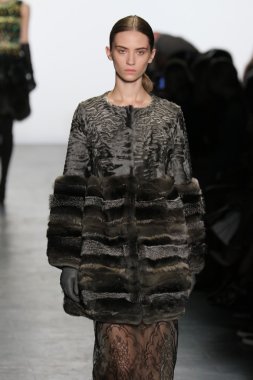 Model giyen Dennis Basso Sonbahar 2016