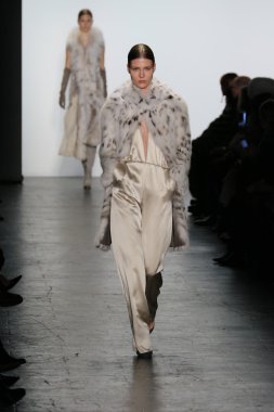 Model giyen Dennis Basso Sonbahar 2016