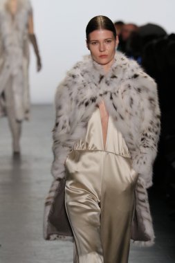 Model giyen Dennis Basso Sonbahar 2016