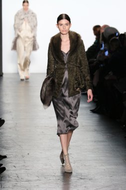 Model giyen Dennis Basso Sonbahar 2016