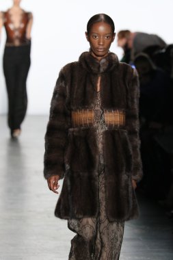 Model giyen Dennis Basso Sonbahar 2016