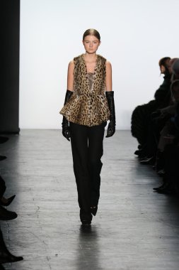 Model giyen Dennis Basso Sonbahar 2016