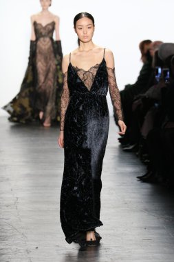 Model giyen Dennis Basso Sonbahar 2016