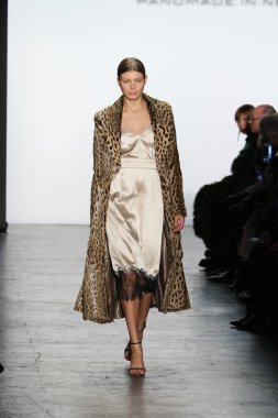 Model giyen Dennis Basso Sonbahar 2016