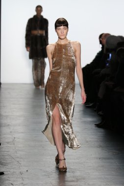 Model giyen Dennis Basso Sonbahar 2016