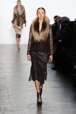 Model giyen Dennis Basso Sonbahar 2016