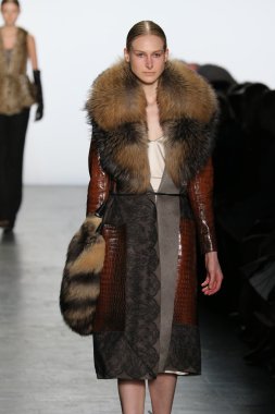 Model giyen Dennis Basso Sonbahar 2016