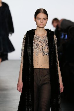 Model giyen Dennis Basso Sonbahar 2016