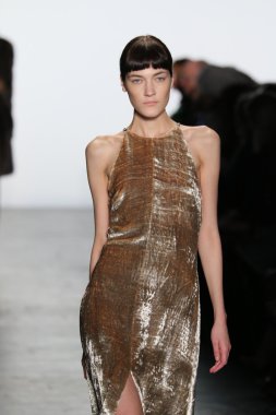 Model giyen Dennis Basso Sonbahar 2016