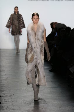 Model giyen Dennis Basso Sonbahar 2016