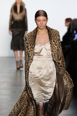 Model giyen Dennis Basso Sonbahar 2016