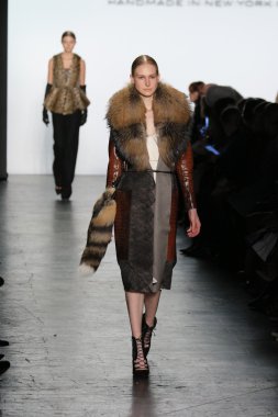 Model giyen Dennis Basso Sonbahar 2016