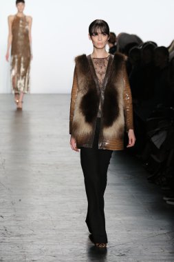 Model giyen Dennis Basso Sonbahar 2016