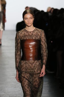 Model giyen Dennis Basso Sonbahar 2016