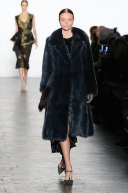 Model giyen Dennis Basso Sonbahar 2016