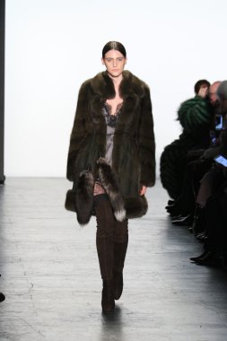 Model giyen Dennis Basso Sonbahar 2016