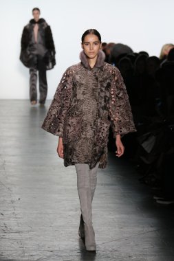 Model giyen Dennis Basso Sonbahar 2016