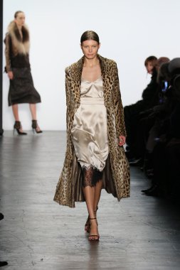 Model giyen Dennis Basso Sonbahar 2016