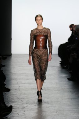 Model giyen Dennis Basso Sonbahar 2016