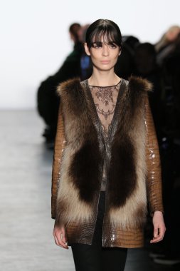 Model giyen Dennis Basso Sonbahar 2016