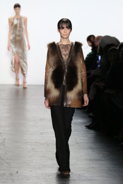 Model giyen Dennis Basso Sonbahar 2016