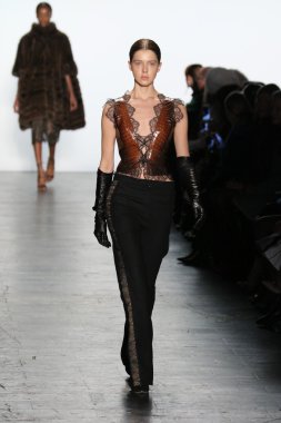 Model giyen Dennis Basso Sonbahar 2016