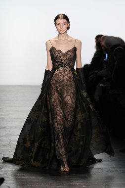 Model giyen Dennis Basso Sonbahar 2016