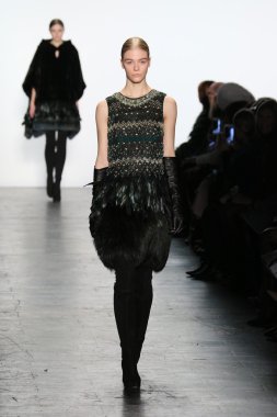 Model giyen Dennis Basso Sonbahar 2016