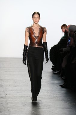 Model giyen Dennis Basso Sonbahar 2016