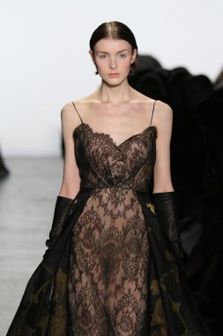 Model giyen Dennis Basso Sonbahar 2016