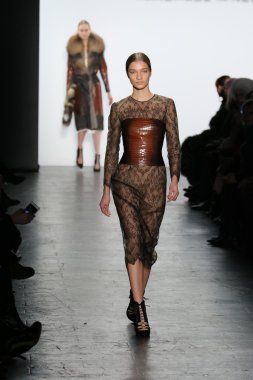 Model giyen Dennis Basso Sonbahar 2016