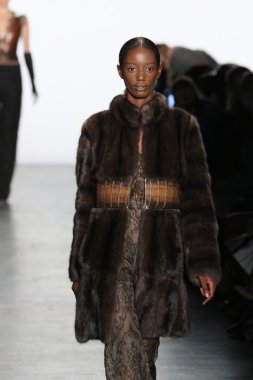 Model giyen Dennis Basso Sonbahar 2016