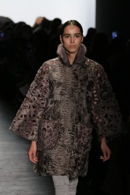 Model giyen Dennis Basso Sonbahar 2016