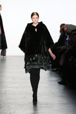 Model giyen Dennis Basso Sonbahar 2016