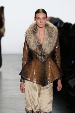 Model giyen Dennis Basso Sonbahar 2016