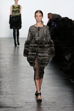 Model giyen Dennis Basso Sonbahar 2016