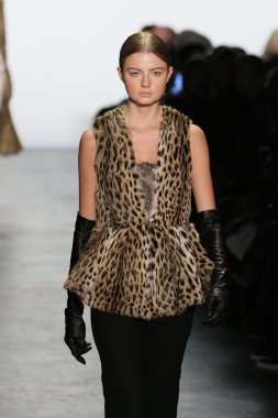 modeli Dennis Basso sonbahar 2016 giyen pist yürür