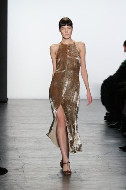 modeli Dennis Basso sonbahar 2016 giyen pist yürür