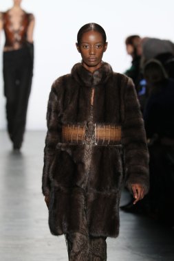 modeli Dennis Basso sonbahar 2016 giyen pist yürür