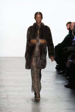 modeli Dennis Basso sonbahar 2016 giyen pist yürür