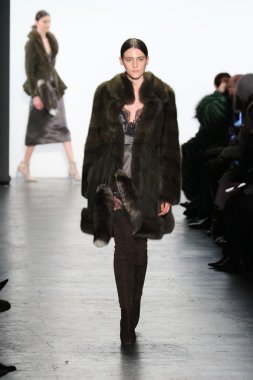 modeli Dennis Basso sonbahar 2016 giyen pist yürür